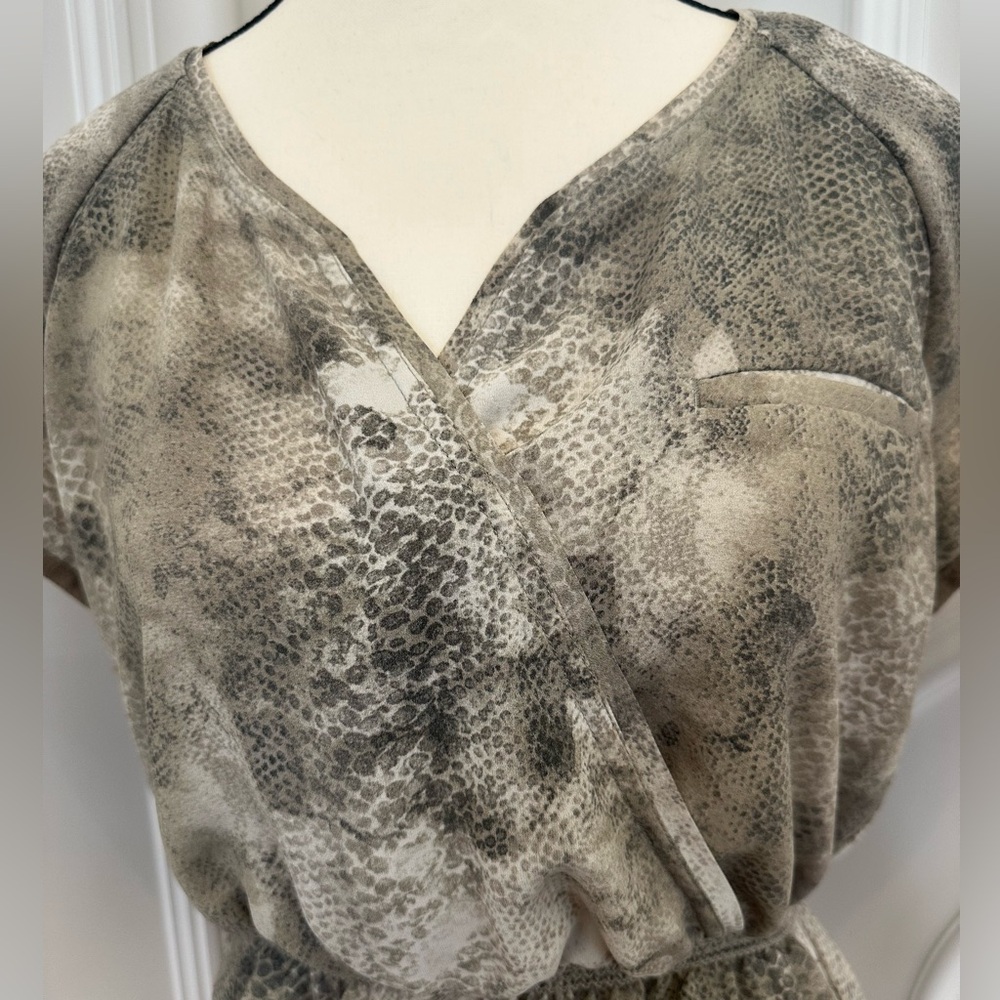 Aritzia Wilfred Y2K Snakeskin Peplum V Neck Top (Size Medium) - Picture 5 of 8